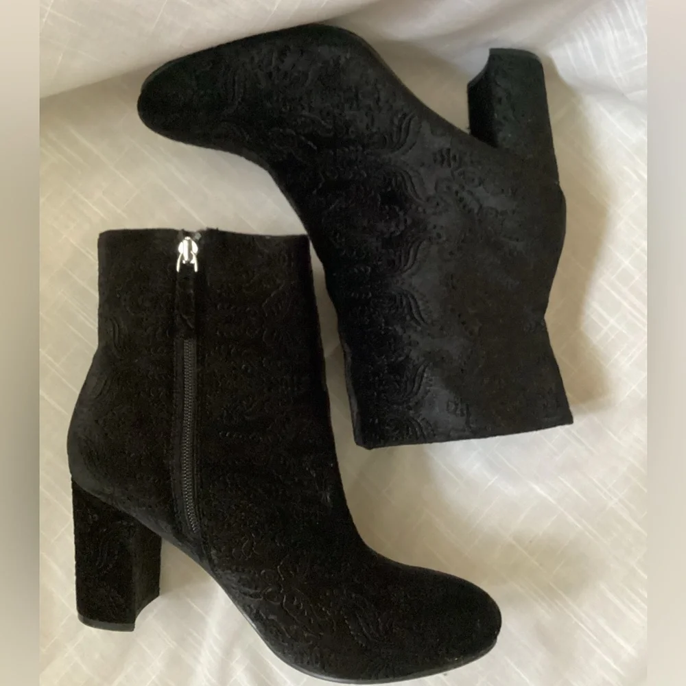 DIBA paisley embossed velvet ankle boots Sz 9.5 black EUC Danica boot